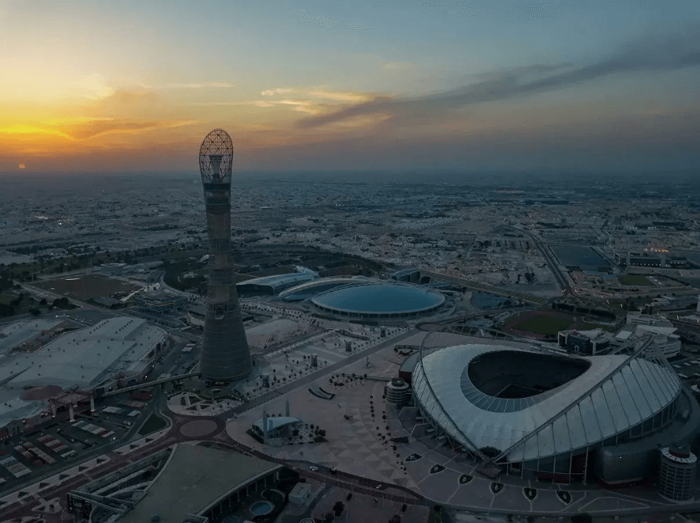 俄罗斯卫星通讯社多哈1月21日电 国际足球联合会发布消息称，卡塔尔足球世界杯门票销售首日收到超过120万份申请，来自主办国的申请数辆最多。  国际足联1月19日在官网启动了门票销售。这份消息指出，「卡塔尔足球世界杯门票销售启动引起全球巨大需求，销售初期的第一个24小时收到全世界球迷超过120万份申请。」 卡塔尔足球世界杯各场赛事的门票价格介于68-1600美元之间。 卡塔尔是第一个获得举办足球世界杯权利的阿拉伯国家，由于该国气候炎热，比赛时间定于11月21日至12月18日，这是足球世界杯首次在冬季，而不是夏季举办。