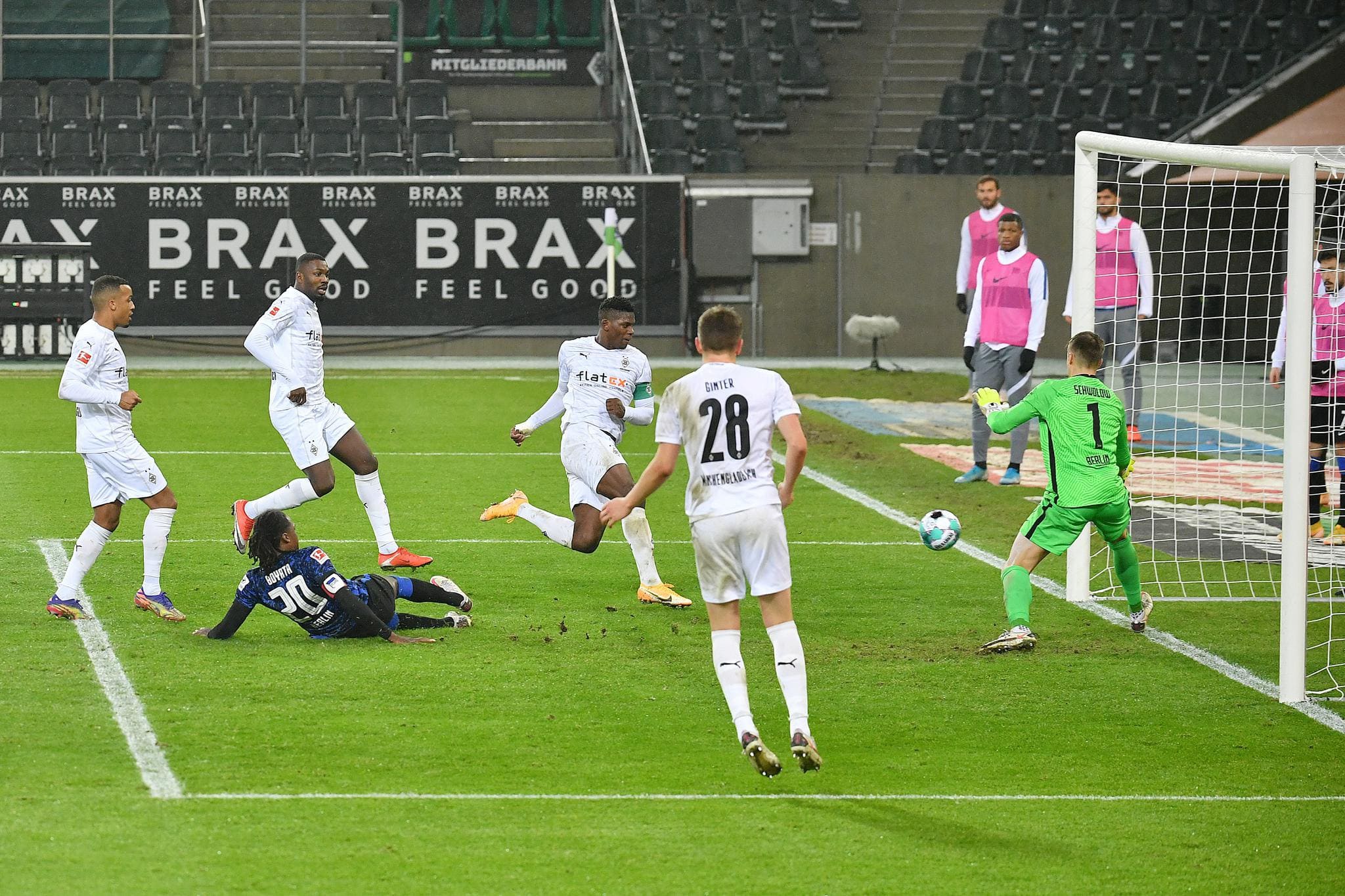 门兴格拉德巴赫队球员恩博洛（左四）在比赛中射门得分